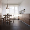 Diseño cocina con puerta secreta y pared de cristal