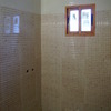 Alicatar dos cuartos de baño y empisar toda la casa