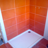 Poner azulejos y platos de ducha en 2 baños pequeños (mano de obra).