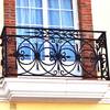Colocar dos balcones de forja, barandilla de la escalera, mallorquinas en las ventanas y barandilla exterior