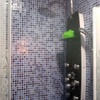 Humedades en una pared colindante a un baño (plato de ducha)