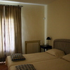Cortinas colchas cojines al gin mueble auxiliar y toque en el baño.