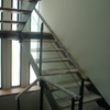Escalera con viga de hierro y peldaños de madera