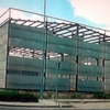 Porche de estructura metálica y panel sandwich