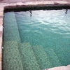 Construcción piscina de obra de gresite verde turquesa