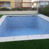 Piscina y césped