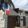 Forrar chalet de madera en imitación a piedra y poner persianas a las ventanas