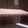 Instalación de toldo motorizado en pérgola acristalada