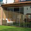 Instalar cerramiento de cristal y techo de madera que se abra parcialmente