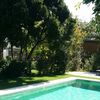 Piscina jardín particular