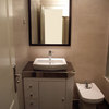 Mampara, mueble con lavabo y espejo.