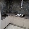 Mesa hecha con silestone gris expo