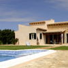 Piscina de obra en un campo,