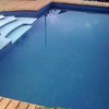 Piscina prefabricada con escaleras blancas