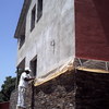 La fachada necesita ser pintada y reparada en unos lugares