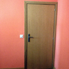 Una puerta color roble lisa