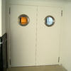 Puerta de vaiven con ojo de buey