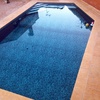 Pintar y lijar piscina de fibra