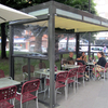 Galería de toldo con cortavientos.