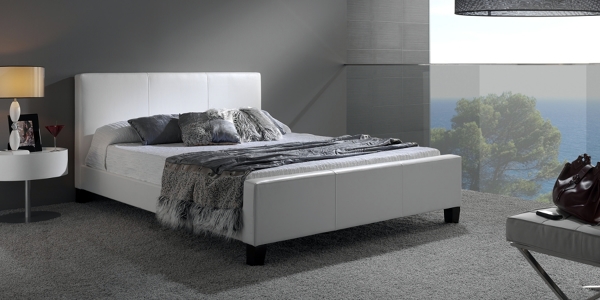 cama tapizada en polipiel blanca