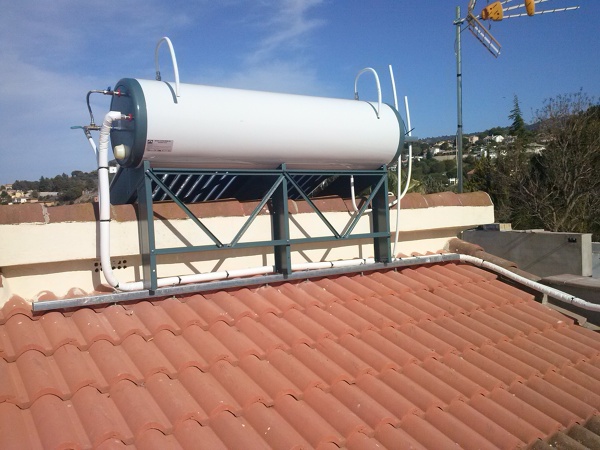 Detalle escalón parte trasera termosifón 200 L