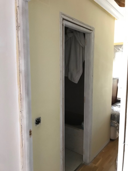 Entrada a dormitorio y baño antes de la reforma.
