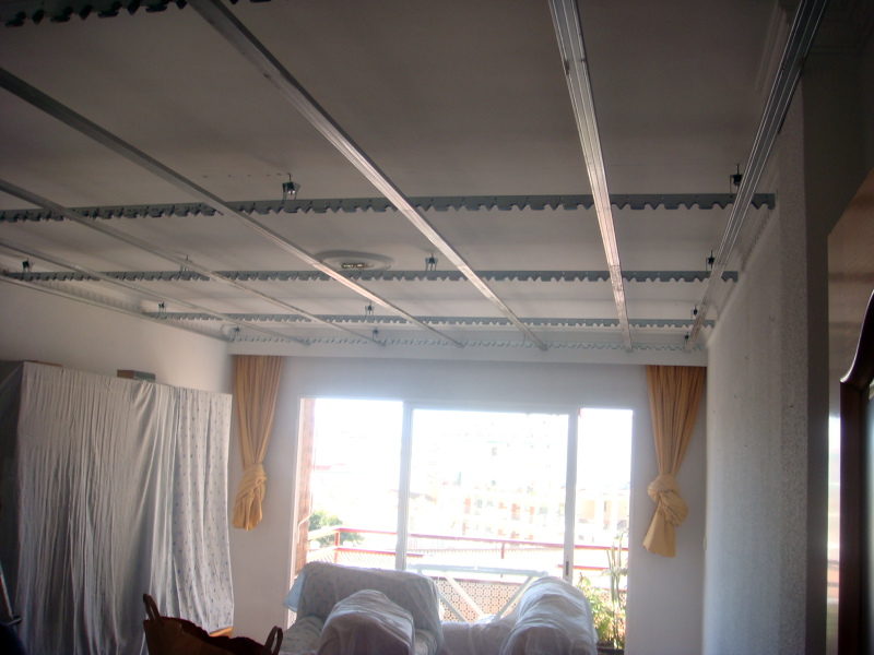 Estructura metalica suspendida mediante varillas con tacos de teflon y amortiguadores acusticos
