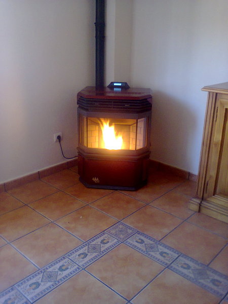 Estufa de pellet modelo ECO 1 de 13,5 kw.