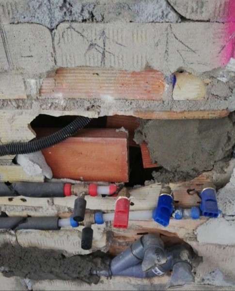 Instalación de tuberías y tomas de agua