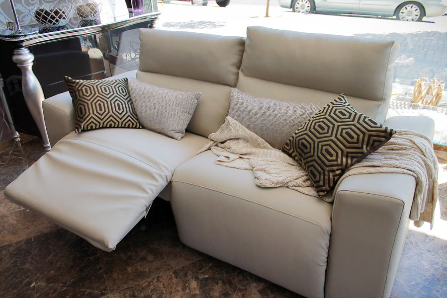 ¡¡Liquidación de muebles!! Sofá con sistema relax con un 25% de descuento