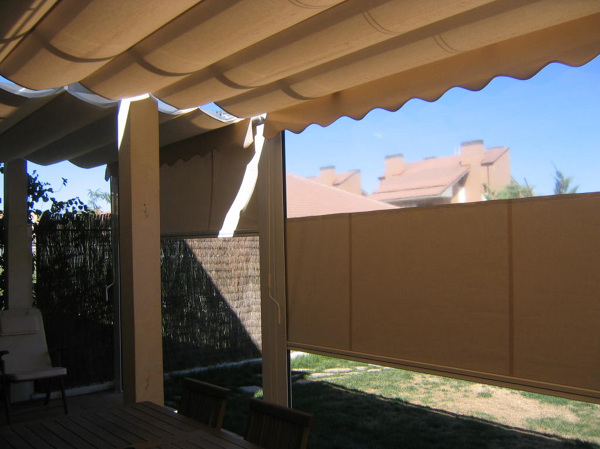 Parte baja de toldo plano con toldo bajante cortavientos