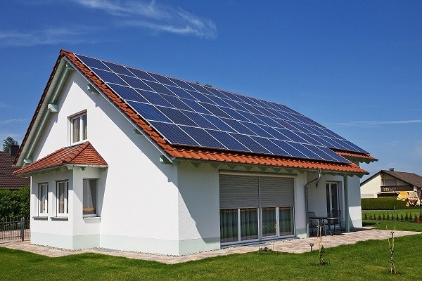 placas solares sobre tejado casa 
