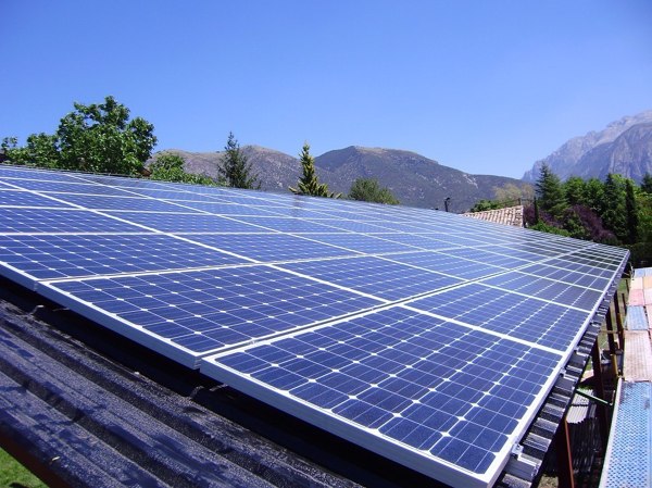 placas solares sobre tejado nave