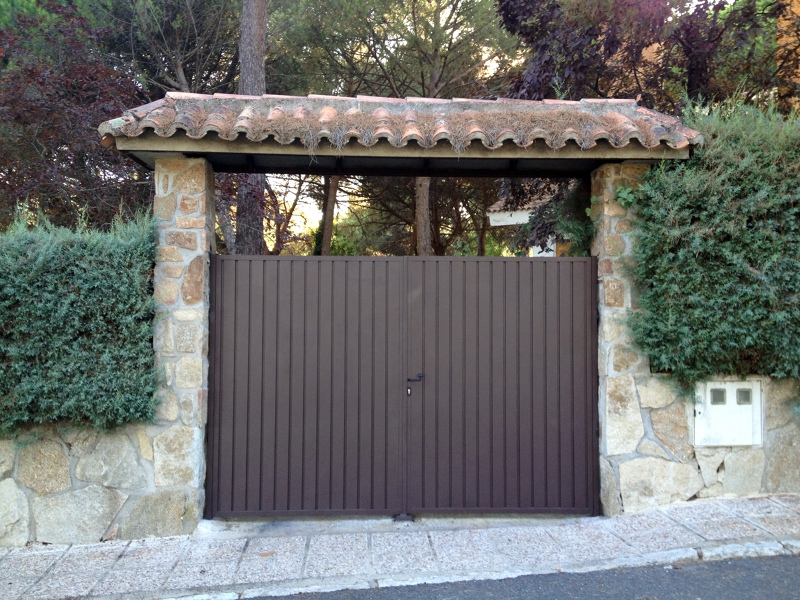 Puerta batiente de dos hojas