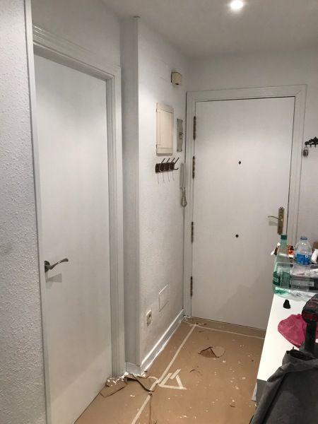 Puerta de entrada lacada en blanco.