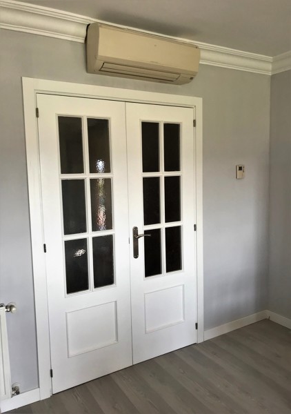 Puerta del salón, pintura de muros, rodapiés y jambas.