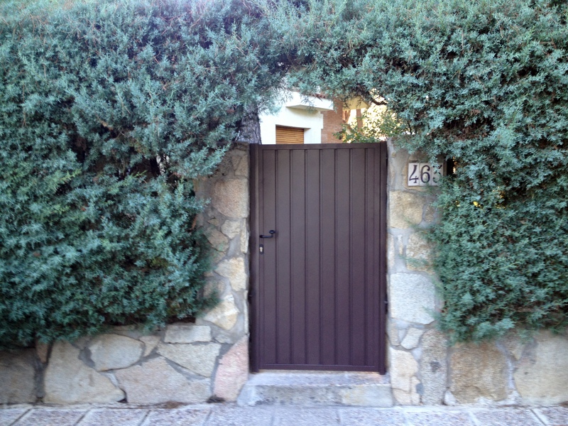 Puerta peatonal de acceso a parcela