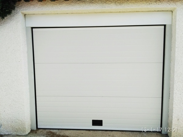 PUERTA SECCIONAL MOTORIZADA