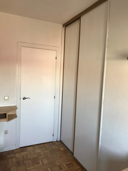 Puertas de paso y de armario lacadas en blanco.