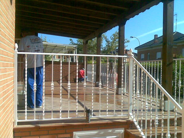 SOLADO PATIO CON CUBIERTA MADERA