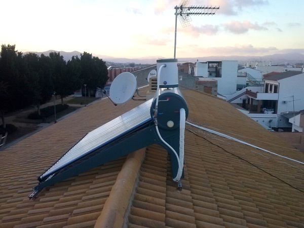 Vista lateral termosifón 300 L
