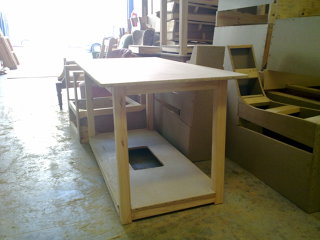 mesa de madera ensamblada (sin tornillos) con tarima