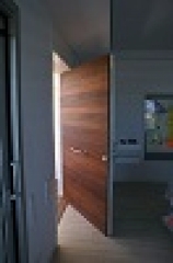 Puerta pivotante eje desplazado