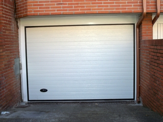 Puerta seccional acanalada blanca de medidas estandar