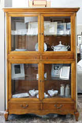 Vitrina de cerezo macizo Blanch Heritage con 30% de descuento