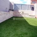 Instalación de césped artificial y creación de jardinera perimetral