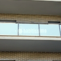 Balcon de hierro y cristal