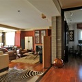Chalet en Madrid, Contraste entre Oriente y occidente