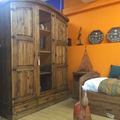 Dormitorio en pino encerado.