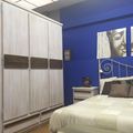 Dormitorio en pino texturizado.